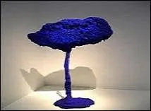 Ce bleu profond est reconnaissable entre mille, c'est celui de -------, né à --------, en 1928.