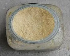 Vous trouverez l'origine de ce jaune-beige très clair, dont les variétés se déclinent entre le jaune soufre et le jaune rosé, en vous rendant dans la région de Campanie.