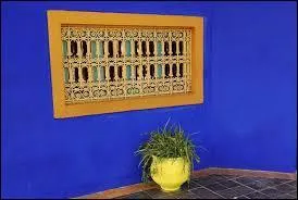 Où vous rendez-vous pour trouver l'atelier peint en bleu de cet artiste orientaliste ?