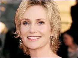 Jane Lynch a eu en 2010, le prix de meilleure actrice dans un second rôle dans une série comique. À quelle série la rattache-t-on ?