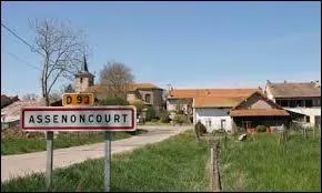Nous entrons dans le village Mosellan d'Assenoncourt. Nous sommes en région ...