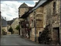 Nous déambulons dans les rues de Jugeals-Nazareth, ville limousine située dans le département ...
