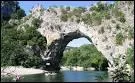 Le pont d'Arc, pont naturel de 60m de hauteur marque l'entrée des gorges ...