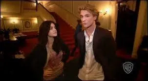 Qui est à côté d'elle ?