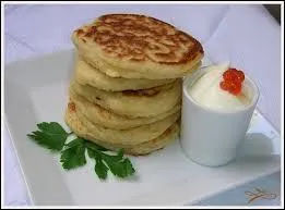 Ces petites crêpes épaisses s'accompagnent très bien d'oeufs de poisson ou de tarama. Sous quel nom les appelle-t-on plus communément en France ?