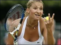 Ces trois joueuses professionnelles de tennis sont toutes nées en Russie. Pourtant, l'une d'elles n'a pas la nationalité russe, mais française. De qui s'agit-il ?