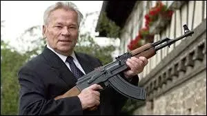 Mikhaïl Kalachnikov fut un inventeur, également officier dans l'Armée rouge. Bien sûr, la plus mondialement célèbre de ses inventions est ce fusil d'assaut, produit en plusieurs millions d'exemplaires. Ce fameux modèle se nomme :