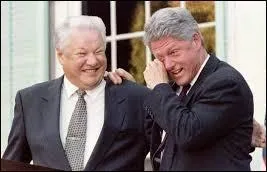 Bill Clinton se souviendra à jamais du fou rire mémorable qu'il avait eu en 1995, lors d'un discours de son homologue russe à Washington. Rien d'étonnant lorsque l'on sait que ce président russe avait un fort penchant pour la bouteille... A la tête de la Russie de 1991 à 1999, son nom est :