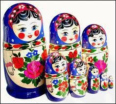 Dans leur langue d'origine, comment appelle-t-on ces célèbres petites poupées russes, s'emboîtant l'une dans l'autre ?