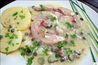 Voici une tête de veau. Quelle est cette sauce vinaigrette agrémentée d'échalotes, ciboulette, cerfeuil, estragon, persil et câpres qui l'accompagne ?