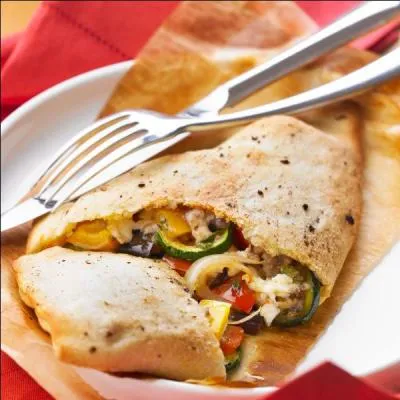 Donnez moi le nom de ce que vous voyez sur cette image, dont la garniture de base sont les tomates, la mozzarella et le basilic ?