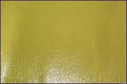 On dit de ce jaune verdâtre qu'il est sale.