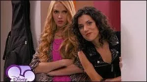 Qui est la personne qui a les cheveux bruns sur la photo ?