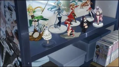Ces figurines sont sur une étagère dans...