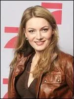 Lorsqu'elle part en congé maternité elle est remplacé par ...