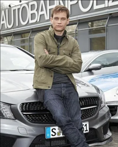 Comment s'appelle ce policier, partenaire de Semir Gerkhan, des saisons 35 à 38 ?