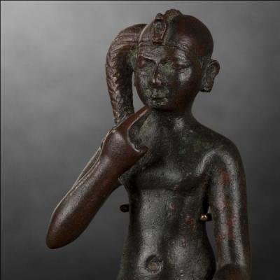 Qui est ce dieu, fils d'Hathor, et représenté en enfant dieu de la musique ?