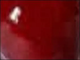 D'une belle tonalité vive, profonde, dans laquelle on aime croquer et s'en faire un brillant rouge à lèvres.