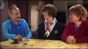 Comment se nomme ce personnage, souvent avec ce couple, dans « Scènes de ménages » ?