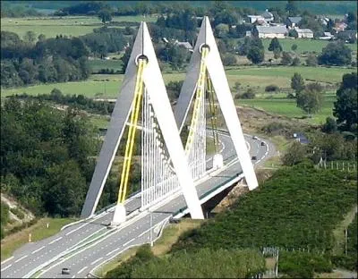 Comment s'appelle ce viaduc suspendu pour l'A 89, entre la Corrèze et le Puy-de-Dôme construit en 2000 ?