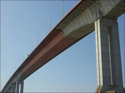 Quel est ce pont en ''poutre-caisson'' sur la Loire à Nantes construit en 1990 ?