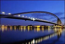 Comment se nomme cet ouvrage en ''arc acier'' sur le Rhin entre la France
et l'Allemagne construit en 2007 ?