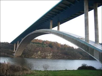 Comment s'appelle ce pont en ''arc béton '' sur la Vilaine de 376 m de longueur à La-Roche-Bernard, construit en 1995 ?