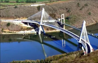 Quel est ce pont hauban&eacute; sur l'Aulne de 515 m de longueur, construit en 2011 ?