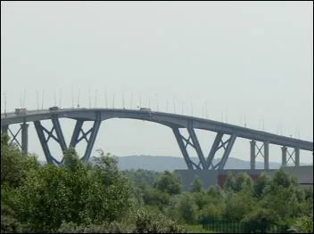 Comment s'appelle ce pont &agrave; b&eacute;quilles sur le canal de Tancarville de 1410 m de longueur construit en 1994 ?