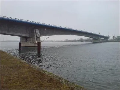 Quel est ce pont en ''poutre-caisson'' sur le Rhin entre Strasbourg et Offenbourg construit en 2002 ?