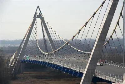 Quel est ce pont suspendu sur la Loire de 270 m de longueur, construit en 2008 ?
