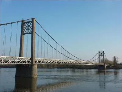 Comment s'appelle ce pont suspendu sur la Loire de 412 m de longueur, construit en 1953 ?