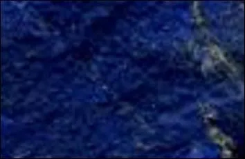 Cette belle teinte d'un bleu intense, bleu azur profond, a celui de la pierre semi-précieuse du même nom.