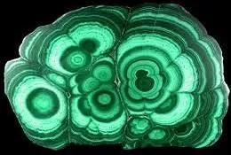 Ce vert est soutenu, mais légèrement laiteux, de la couleur de la pierre du même nom.