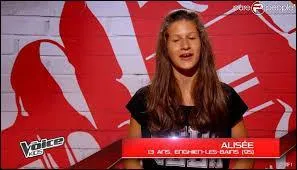 Alisée, 13 ans, est arrivée en interprétant un titre de Jenifer, "Les Jours électriques". Que s'est-il passé pour elle ?