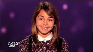 Carla est alors arrivée, interprétant "Éblouie par la nuit" de Zaz. Elle est allée avec :