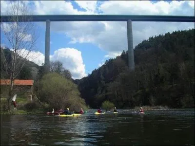Quel est ce viaduc bi-poutre pour la RN 88, de 640 m de longueur, situé en Haute-Loire, construit en 1993 ?