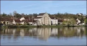 La commune bourguignonne de Laroche-Saint-Cydroine se situe dans le département ...