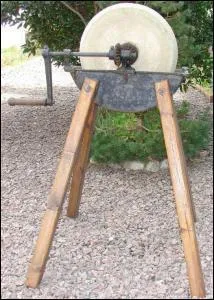 Avec cette meule à pierre, il n'est pas possible d'affûter quel objet ou outil ?