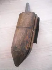 C'est un étui en bois que le faucheur accrochait à sa ceinture et où il gardait sa pierre à aiguiser trempant dans de l'eau. Quel est son nom ?