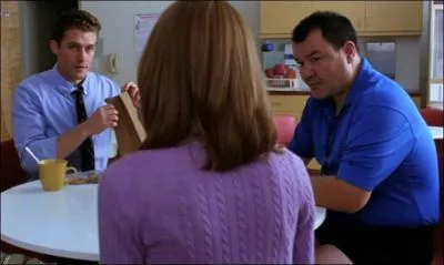 Qui est le coach de l'équipe de football ?