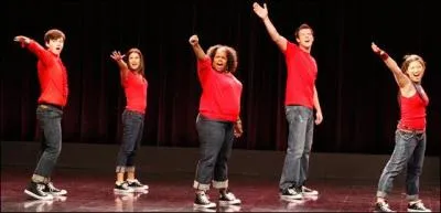 Quelle chanson les membres du Glee Club interprètent-ils sur la photo ci-contre ?