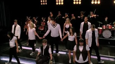 Pour qui le Glee Club chante-t-il : "Keep Holding On" ?