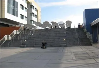 Dans quel lycée se déroule cette série ?