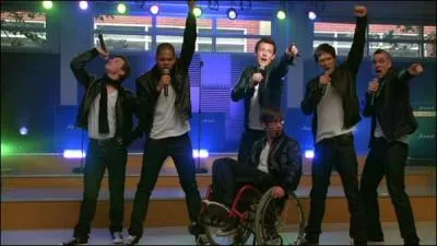 Qui sont les 4 premiers joueurs de football à intégrer le Glee Club ?