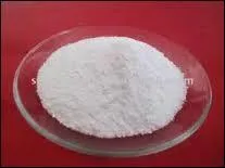 Pour prouver la présence d'eau dans une substance (fruit ou légume) on utilise une poudre blanche qui s'appelle du sulfate de cuivre anhydre. Quelle est sa réaction au contact de l'eau ?