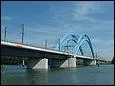 Quel est ce viaduc en arc, pour la LGV Méditerranée-Rhône entre le Vaucluse
et le Gard, construit en 1999 ?