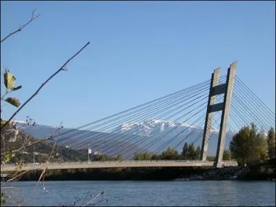 Quel est ce pont haubané sur l'Isère à Grenoble , construit en 1991 ?