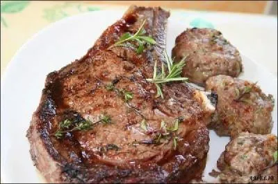 Combien de temps laisserez-vous une côte de boeuf d'1 kg et de 6 cm d'épaisseur griller au barbecue pour l'obtenir saignante ?