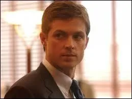 Le père de celui-ci est très influent. C'est grâce à ce dernier que l'agent suivant obtient sa place. Son nom est :